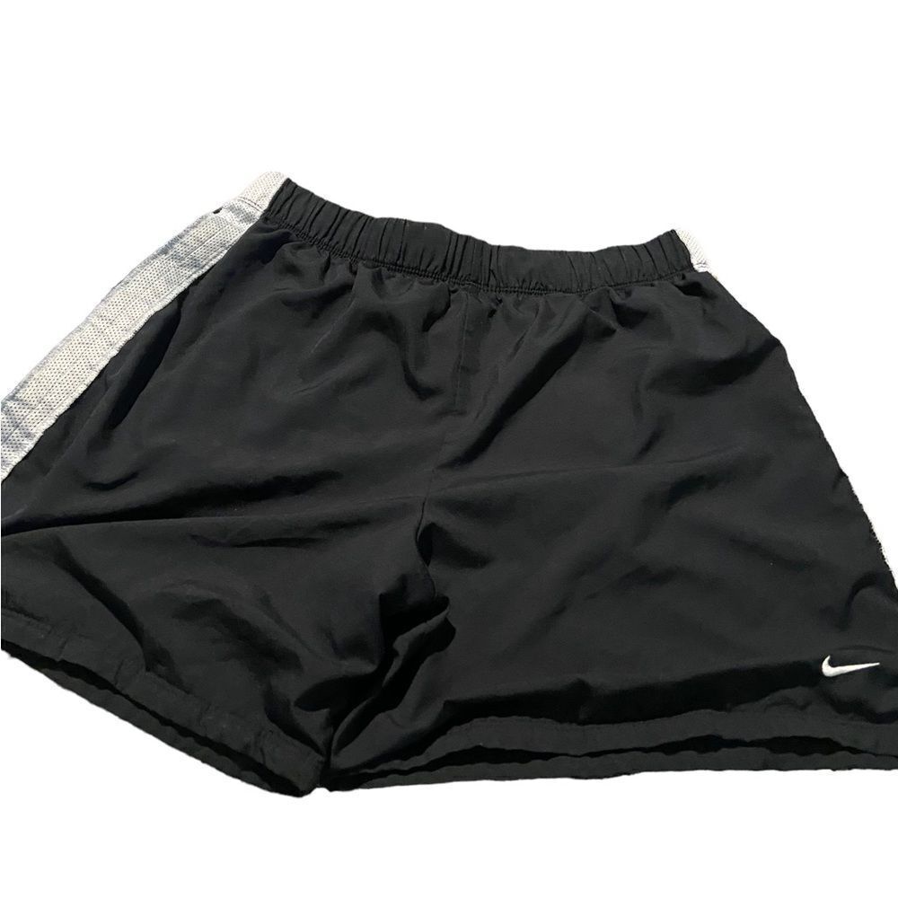 Nike liked athletic shorts front pockets size medium excellent condition